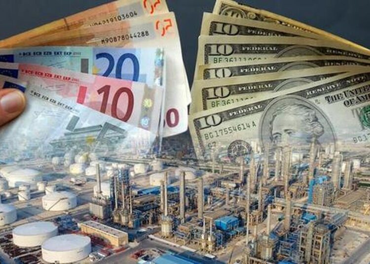 به گزارش نفت جنوب به نقل از تسنیم، از امروز(دوشنبه 15 دی‌ماه)، تمامی ارز حاصل از صادرات شرکت‌های پتروشیمی با تصمیم دولت و بانک مرکزی از تالار اول به تالار دوم مرکز مبادله ارز و طلا منتقل می‌شود؛ تصمیمی که به گفته سیاست‌گذاران، با هدف شفاف‌سازی، حذف رانت و اصلاح سازوکار بازار ارز اتخاذ شده، اما نتایج آن فراتر از بازار ارز، بازار سرمایه و صنایع بورسی را نیز تحت تاثیر قرار می‌دهد.