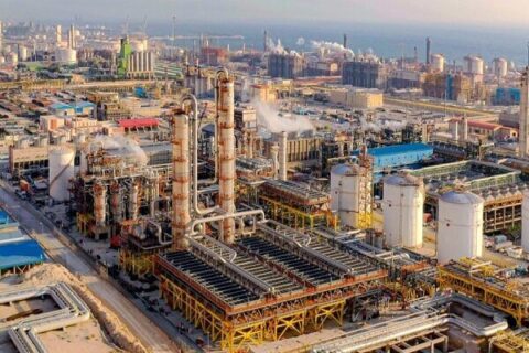 به گزارش نفت جنوب به نقل ازمهر، غشاهای تولید داخل، با عملکردی هم‌تراز نمونه‌های بین‌المللی، راهکاری بهینه برای بازیابی گازهای فلر ارائه می‌کنند. گازهایی که پیش‌تر سوزانده می‌شدند، نه تنها منابع ملی را هدر می‌دادند، بلکه آلایندگی بالایی نیز داشتند. این فناوری امکان بازیابی این گازها را فراهم می‌کند، انتشار گازهای گلخانه‌ای را کاهش می‌دهد و گامی مؤثر در مسیر مدیریت هوشمند انرژی و حفاظت از محیط زیست محسوب می‌شود.