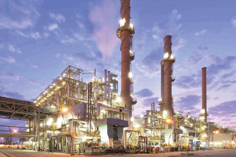 به گزارش نفت جنوب به نقل از ایسنا، تورج امرایی در پنل تخصصی «توسعه انرژی‌های تجدیدپذیر با رویکرد رفع ناترازی و ارتقای تاب‌آوری صنعت پتروشیمی» که در دومین روز از سومین همایش و نمایشگاه بین‌المللی ایران پتروکم ۱۴۰۴ برگزار شد، با اشاره به وضعیت کنونی صنعت برق کشور، اظهار کرد: در حال حاضر ظرفیت نصب‌شده برق کشور نزدیک به ۱۰۰ هزار مگاوات است، اما قدرت واقعی قابل تولید حدود ۶۴ هزار مگاوات برآورد می‌شود و بخش قابل توجهی از ظرفیت اسمی به دلیل شرایط محیطی و ماهیت فناوری‌ها در دسترس نیست.