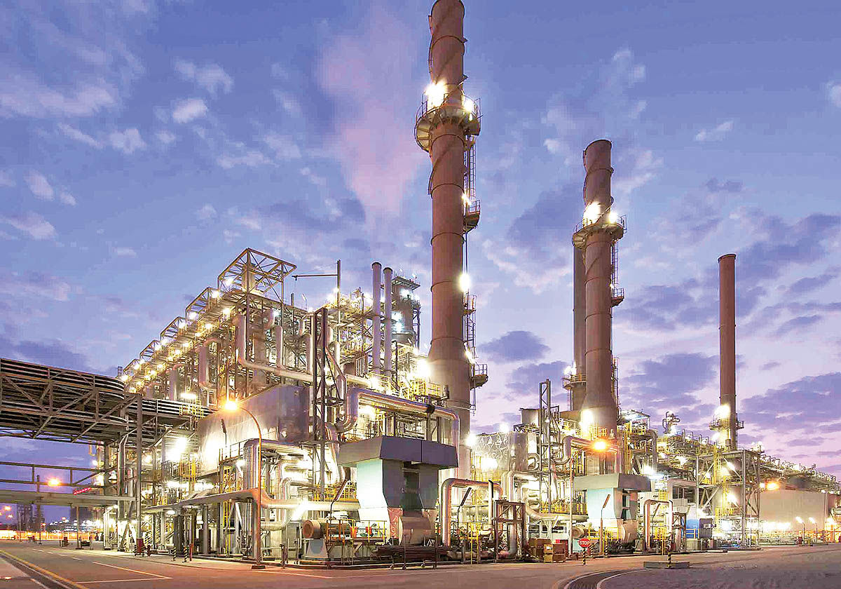 به گزارش نفت جنوب به نقل از ایسنا، تورج امرایی در پنل تخصصی «توسعه انرژی‌های تجدیدپذیر با رویکرد رفع ناترازی و ارتقای تاب‌آوری صنعت پتروشیمی» که در دومین روز از سومین همایش و نمایشگاه بین‌المللی ایران پتروکم ۱۴۰۴ برگزار شد، با اشاره به وضعیت کنونی صنعت برق کشور، اظهار کرد: در حال حاضر ظرفیت نصب‌شده برق کشور نزدیک به ۱۰۰ هزار مگاوات است، اما قدرت واقعی قابل تولید حدود ۶۴ هزار مگاوات برآورد می‌شود و بخش قابل توجهی از ظرفیت اسمی به دلیل شرایط محیطی و ماهیت فناوری‌ها در دسترس نیست.