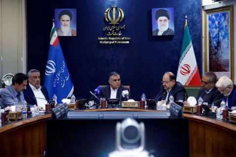 به گزارش نفت جنوب به نقل از روابط عمومی شرکت پلیمر آریاساسول، محمدرضا حیدرزاده روز گذشته (چهارشنبه، دهم دی‌ماه ۱۴۰۴) در نشست هم اندیشی وزیر نفت با فعالان صنعت پتروشیمی حضور یافت و علاوه بر ارائه آخرین دستاوردهای شرکت، پیشنهادات مؤثر در تسهیل روند تولید و فروش این حوزه را تشریح کرد.