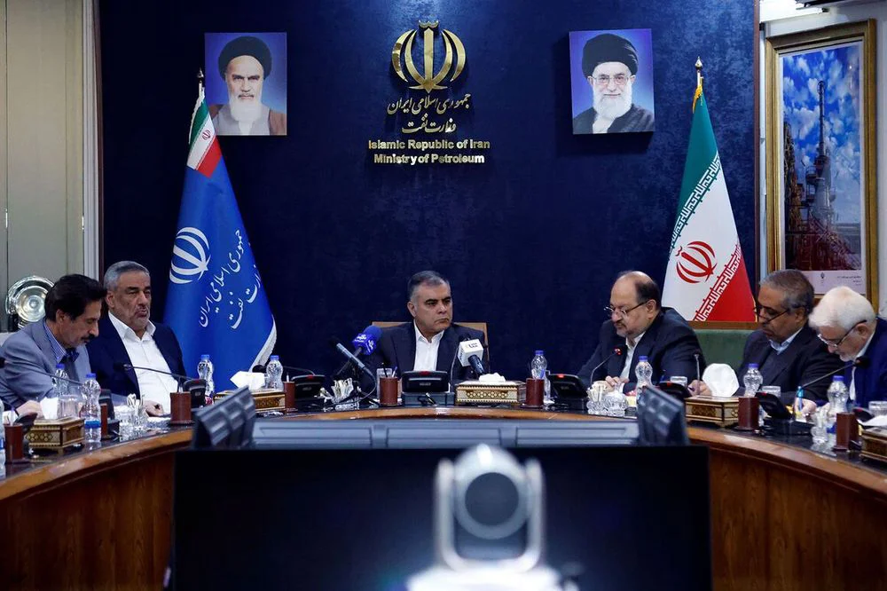 به گزارش نفت جنوب به نقل از روابط عمومی شرکت پلیمر آریاساسول، محمدرضا حیدرزاده روز گذشته (چهارشنبه، دهم دی‌ماه ۱۴۰۴) در نشست هم اندیشی وزیر نفت با فعالان صنعت پتروشیمی حضور یافت و علاوه بر ارائه آخرین دستاوردهای شرکت، پیشنهادات مؤثر در تسهیل روند تولید و فروش این حوزه را تشریح کرد.