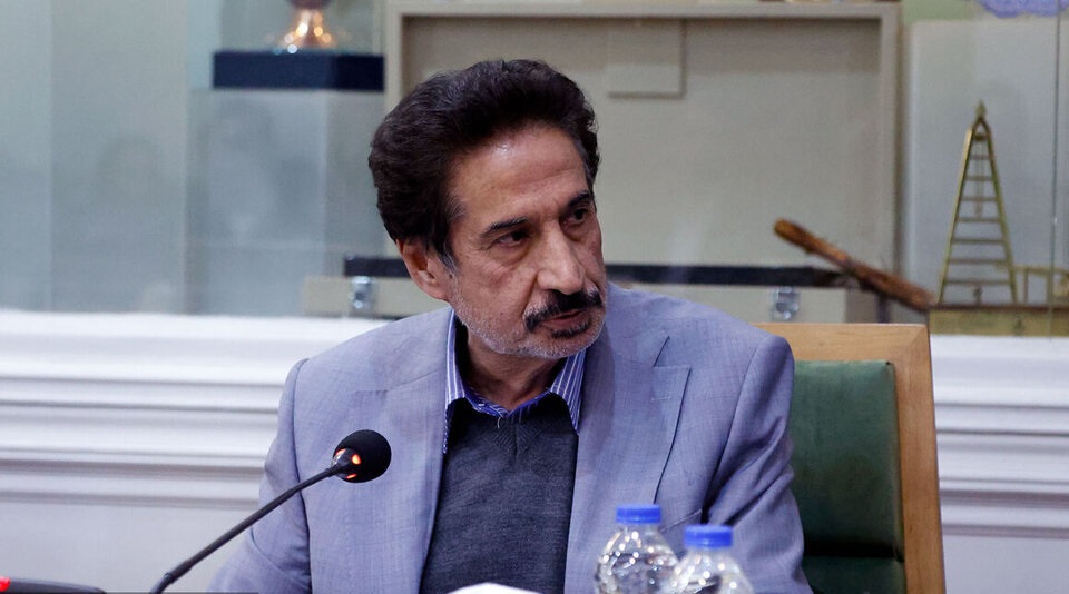 به گزارش نفت جنوب به نقل از شرکت ملی صنایع پتروشیمی، احمد مهدوی ابهری روز چهارشنبه در نشست هم‌اندیشی وزیر نفت با فعالان صنعت پتروشیمی به مناسبت هشتم دی؛ سالروز صنعت پتروشیمی با قدردانی از تلاش وزارت نفت برای تأمین انرژی کشور، گفت: مجموعه وزارت نفت در حوزه‌های مختلف، از سوخت‌رسانی تا مدیریت شرایط حساس کشور، عملکرد قابل قبولی داشته است.