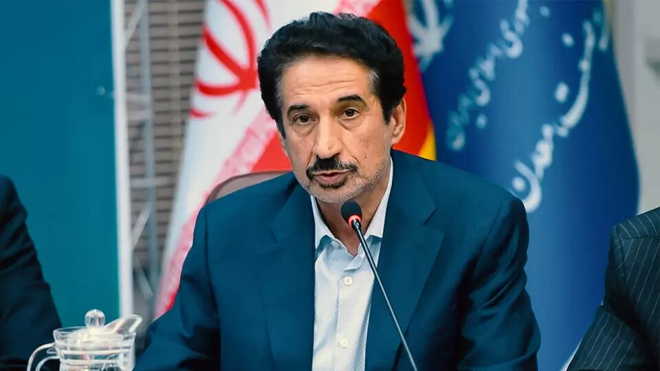 به گزارش نفت جنوب به نقل از مهر، احمد مهدوی ابهری دبیرکل انجمن صنفی کارفرمایی صنعت پتروشیمی ایران ط در رابطه با عرضه ارز در تالار دوم گفت: با توجه به تصمیمات دولت و بانک مرکزی تمامی پتروشیمی‌های کشور از امروز ساعت ۱۴ ارز خود را در تالار دوم به صورت گسترده عرضه می‌کنند.