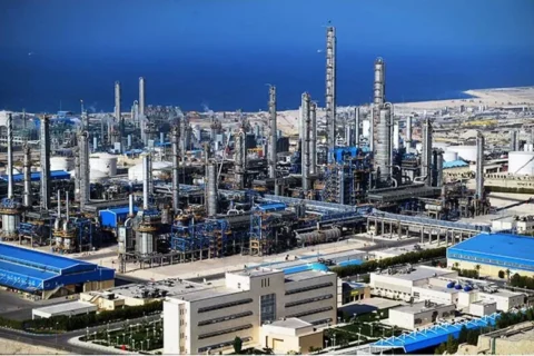 به گزارش نفت جنوب به نقل از روابط عمومی شرکت پتروشیمی تبریز؛ بورس کالای پتروشیمی تبریز در آذرماه ۱۴۰۴ شاهد انجام معاملات متنوعی از محصولات پتروشیمی بود و با عرضه و معامله حدود ۱۴ محصول مختلف، تصویری شفاف از وضعیت تقاضا، عمق بازار و میزان نقدشوندگی ارائه داد. سبد محصولات عرضهشده در این دوره شامل انواع پلیاستایرن، پلیاتیلن سنگین، پلیپروپیلن و اکریلونیتریل بوتادین استایرن (ABS) بوده است.