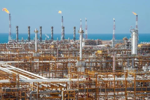 به گزارش نفت جنوب به نقل از وزارت نفت، محسن پاکنژاد که به منظور بازدید از پروژههای منطقه ویژه انرژی پارس روز دوشنبه - ۱۵ دی ماه - به عسلویه سفر کرده است، اظهار داشت: انتظار میرود تا پایان سال جاری و طی حدود دو ماه و نیم آینده، چهار حلقه چاه جدید دیگر نیز در قالب طرح حفاری درون میدانی به بهرهبرداری برسد که در این صورت، میزان افزایش تولید گاز به حدود ۳۰ میلیون مترمکعب در روز میرسد.