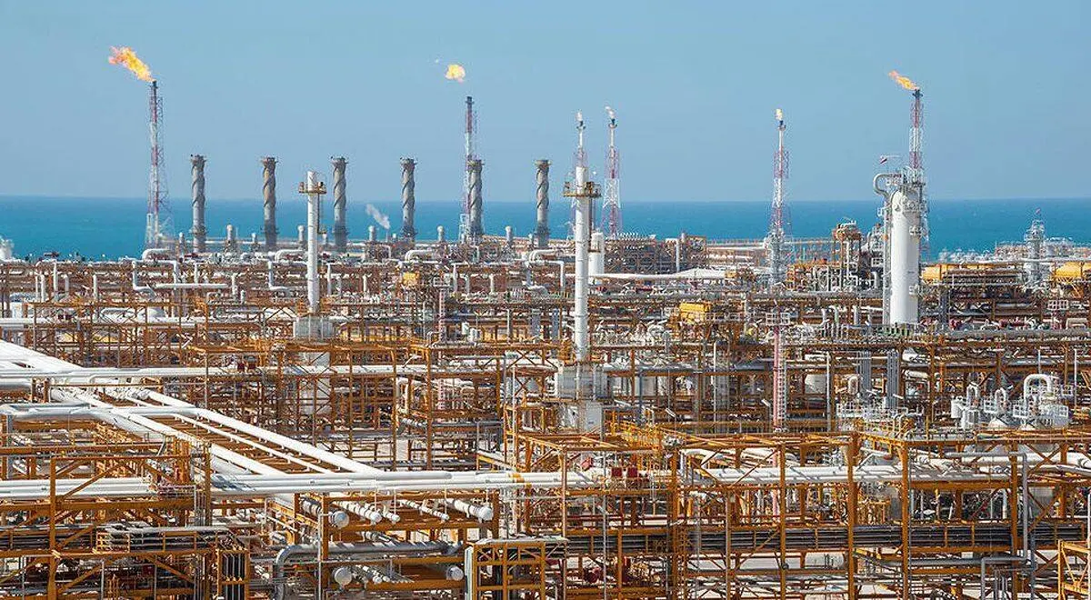 به گزارش نفت جنوب به نقل از وزارت نفت، محسن پاک‌نژاد که به منظور بازدید از پروژه‌های منطقه ویژه انرژی پارس روز دوشنبه - ۱۵ دی ماه - به عسلویه سفر کرده است، اظهار داشت: انتظار می‌رود تا پایان سال جاری و طی حدود دو ماه و نیم آینده، چهار حلقه چاه جدید دیگر نیز در قالب طرح حفاری درون میدانی به بهره‌برداری برسد که در این صورت، میزان افزایش تولید گاز به حدود ۳۰ میلیون مترمکعب در روز می‌رسد.